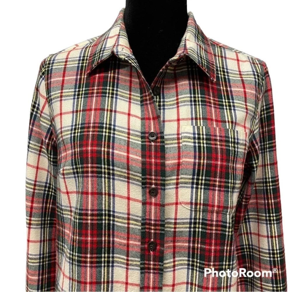 L.L Bean slightly fitted cotton button down plaid flannel shirt